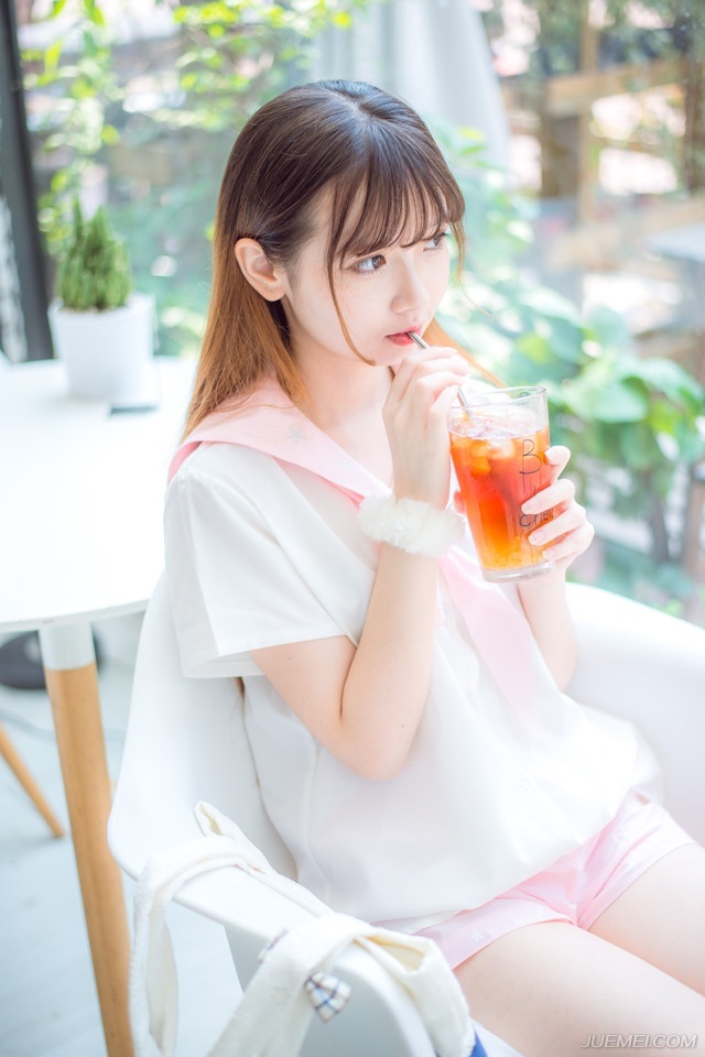 “此非我一人之功，若非子乔兄鼎力相助，孟达为内应，加上刘璋的配合，这天府之国，也不会如此轻易落入我等手掌之中。”法正微笑着摇了摇头，跟在贾诩身边多年，那份内敛以及自保之道倒是学了不少，这个时候，绝对不能锋芒太露。
